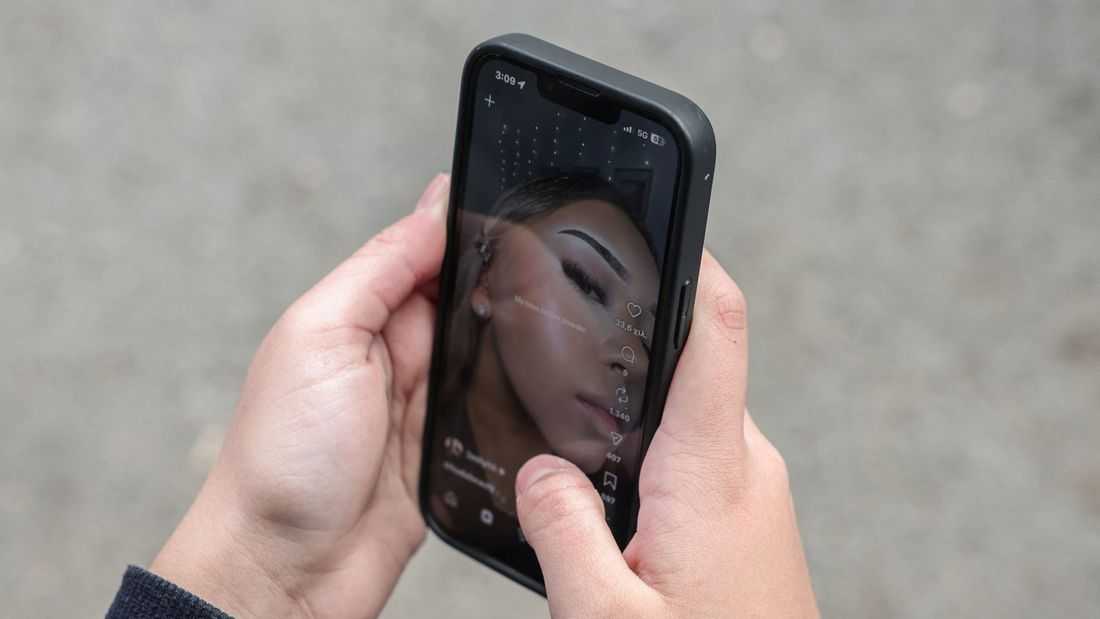 Greece to ban social media for under-15s from 2027, PM says