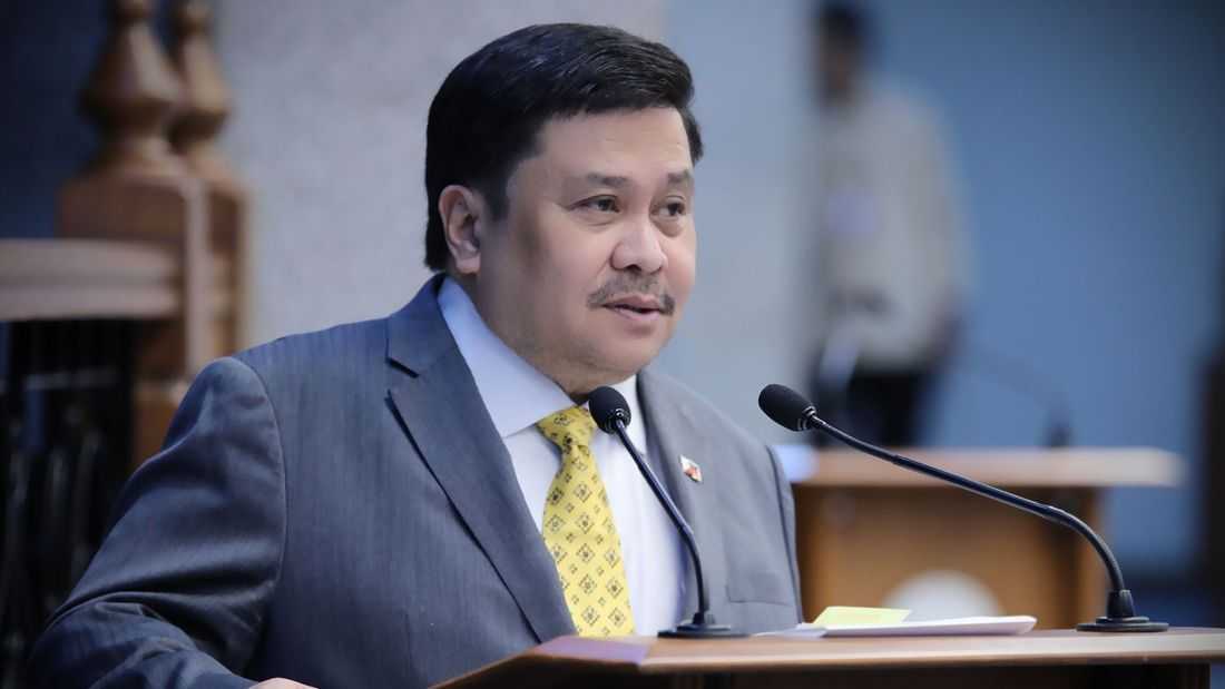 Estrada’s knee condition emerges amid looming arrest warrant: ‘Concern niya raw yung tuhod niya’