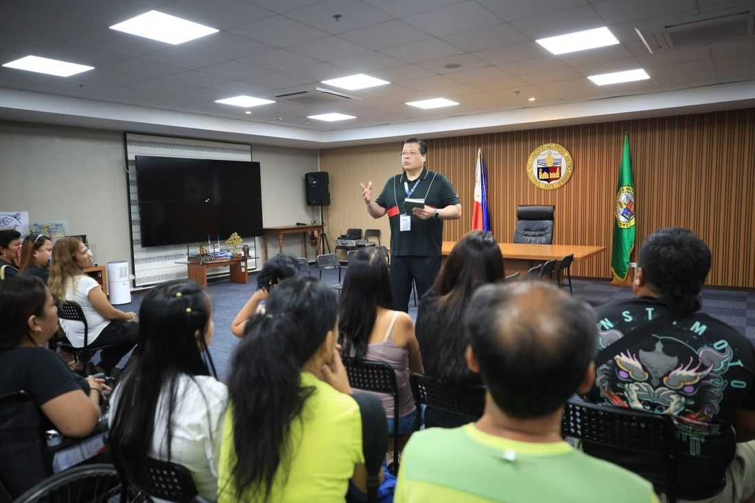 Pasig LGU hands out financial assistance to fire victims