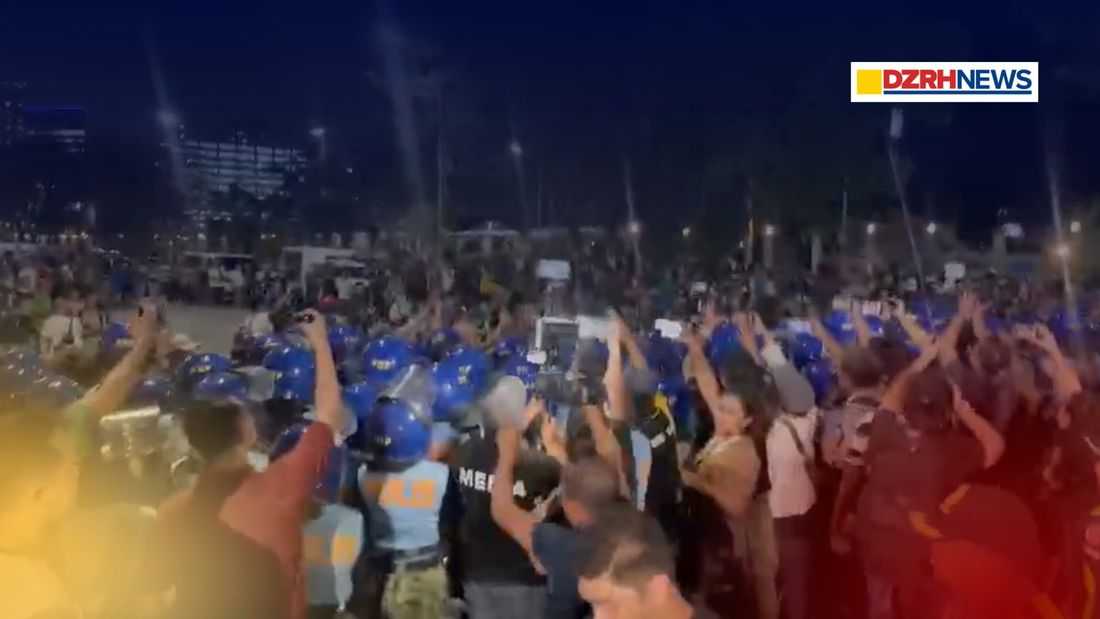 Tensions escalate outside Senate as 'aggressive' Duterte, Dela Rosa supporters clash with police barricades