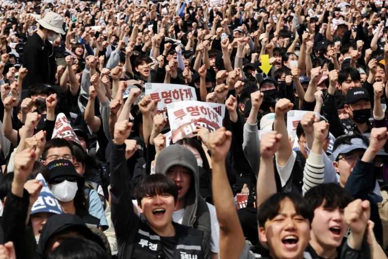 Samsung's South Korean union sticks to strike plan after talks offer; shares slide