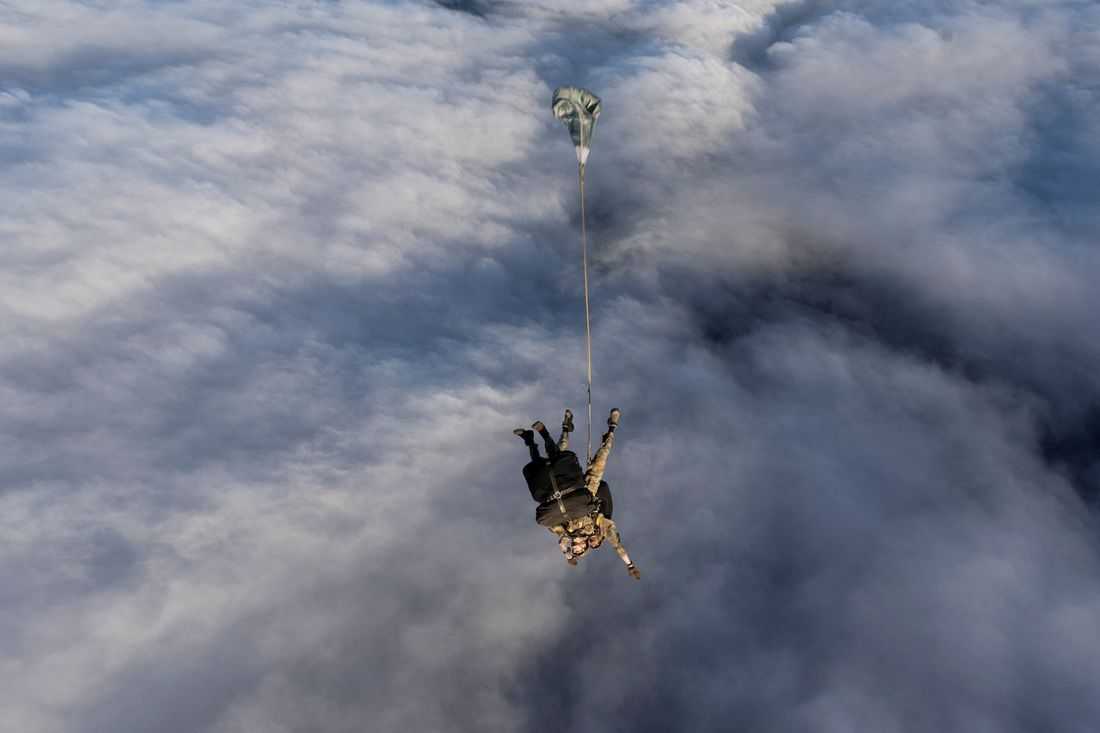 British paratroopers lead airdrop onto Tristan da Cunha for suspected hantavirus case