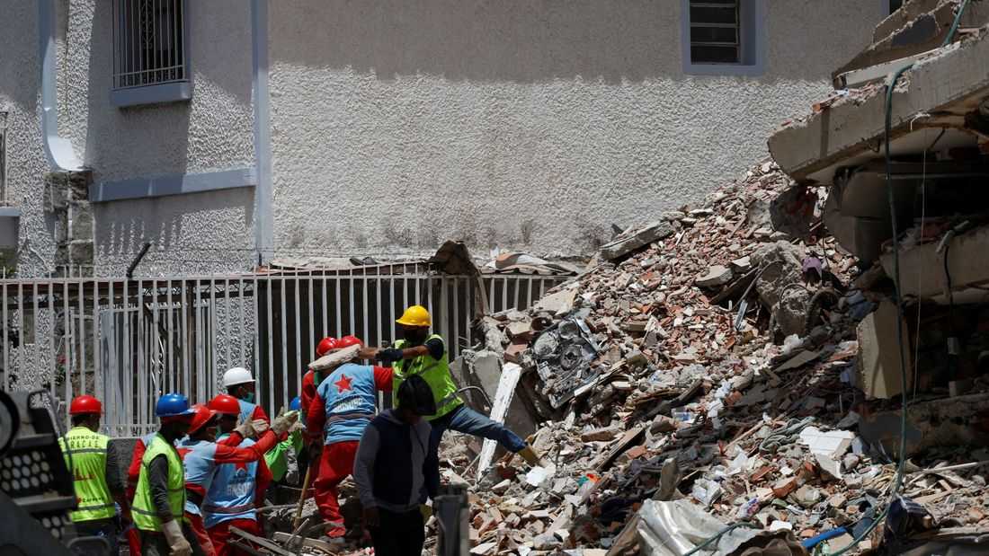 Venezuela quake toll tops 900, search intensifies for hundreds trapped