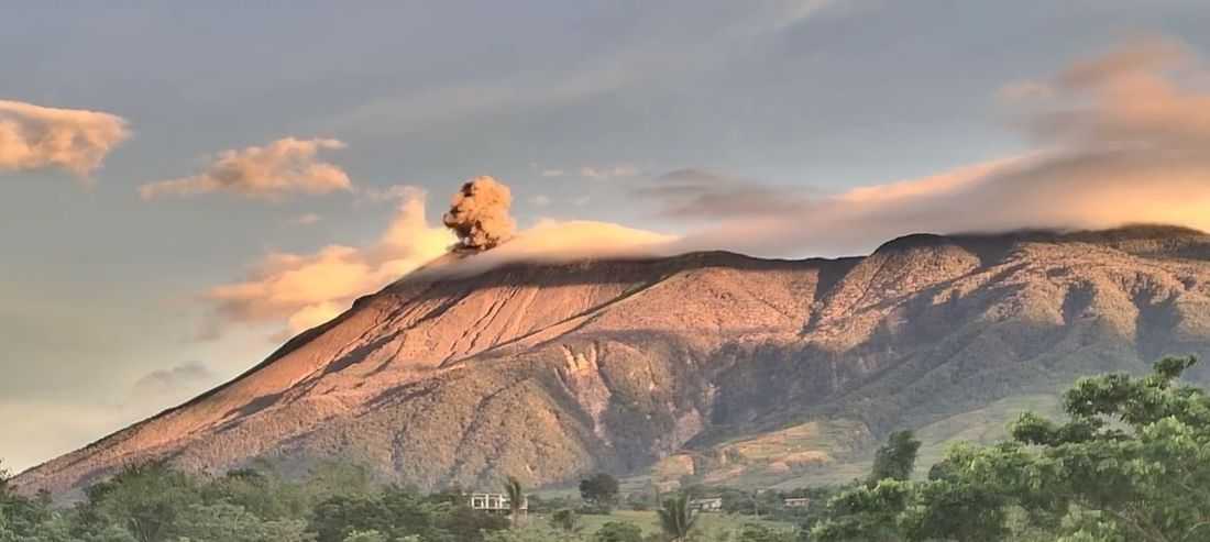 Kanlaon Volcano emits ash twice on Friday morning — Phivolcs