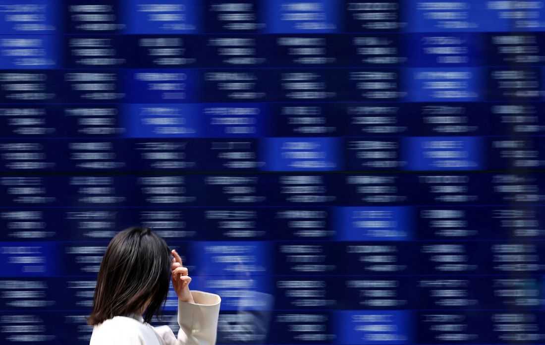 Asian shares fall as Apple's price hikes dents tech optimism