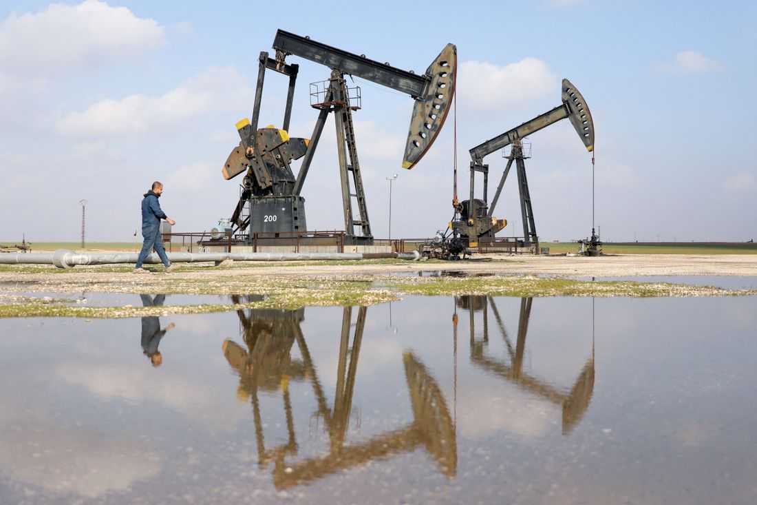 Oil falls more than $1 on greater flows despite US-Iran war