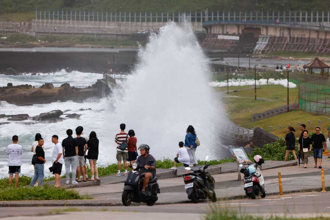 Thousands evacuated as Taiwan shuts down for Typhoon Bavi
