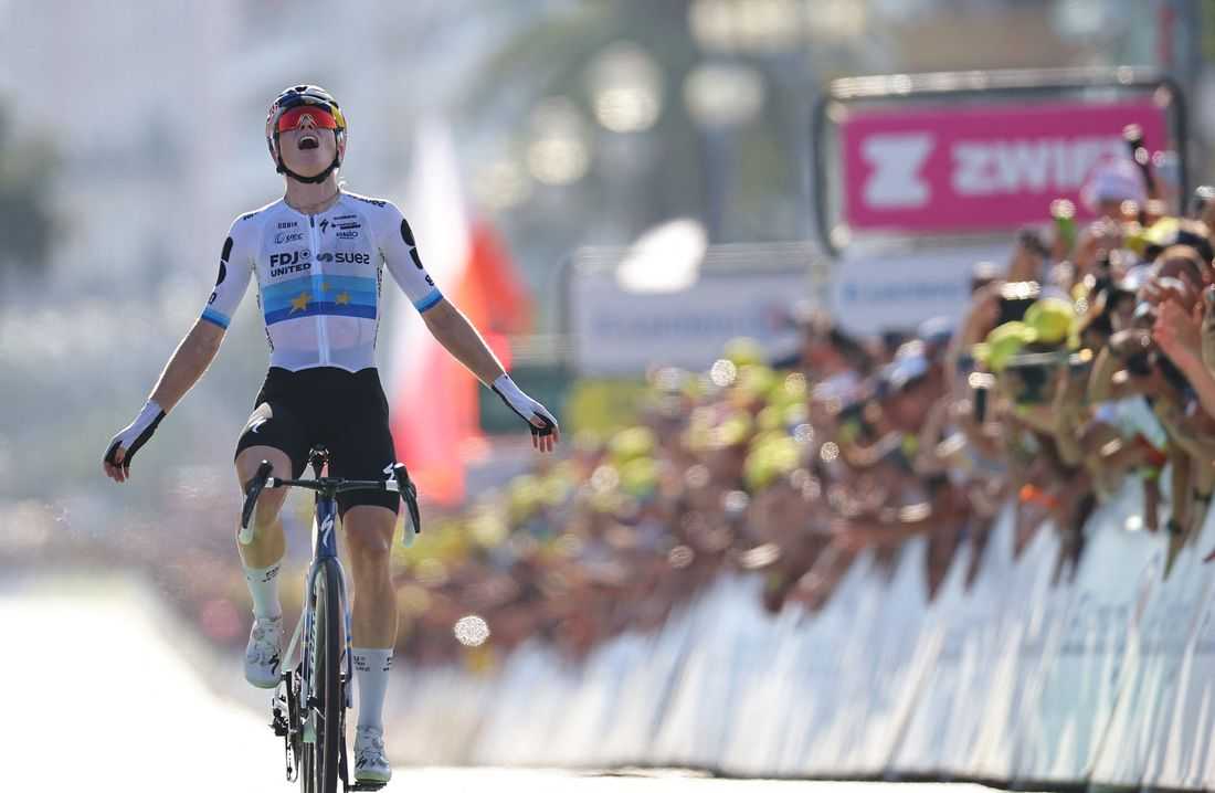 Cycling-Vollering snatches overall lead in Tour de France Femmes with dramatic stage eight win
