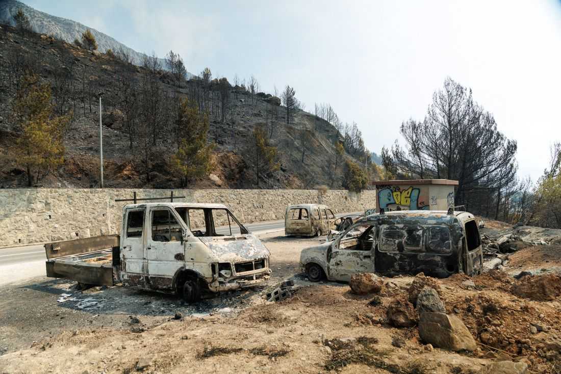 Wildfire descends on Croatian tourist town, injures 36