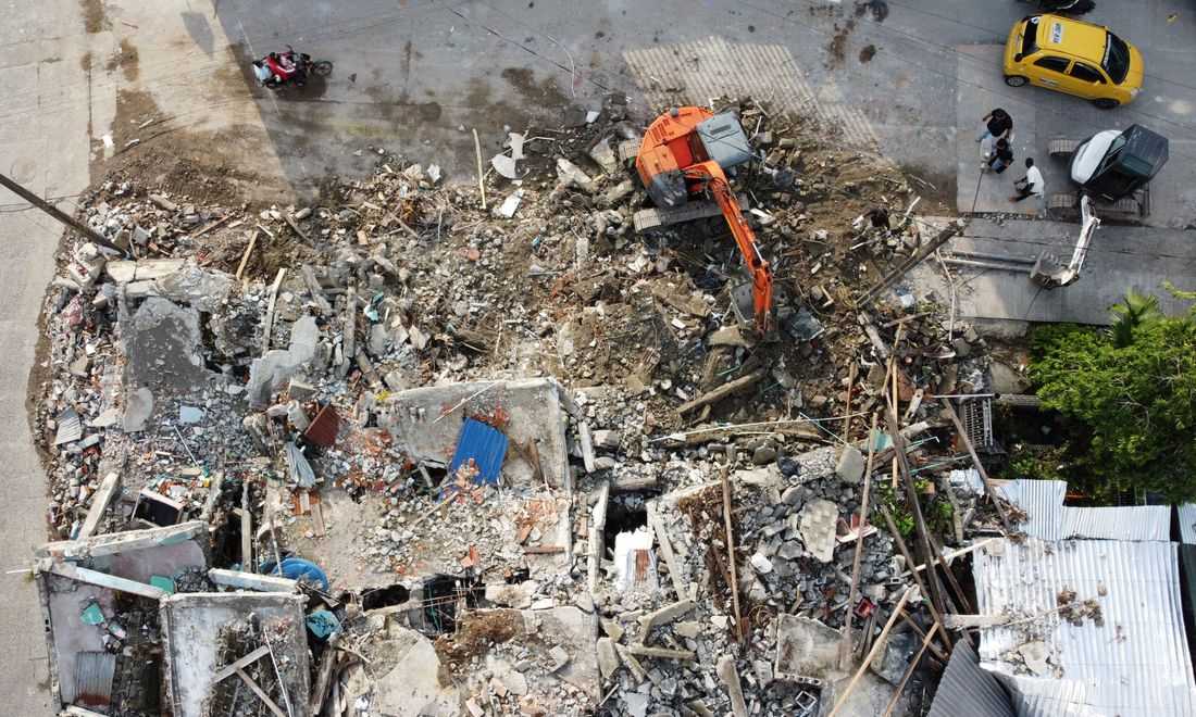 Race to reach trapped survivors offers hope in Colombia quake zone