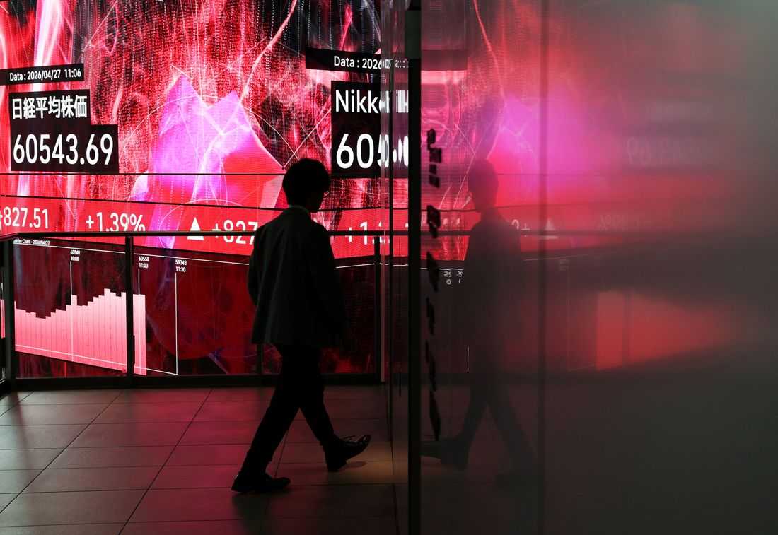 Asia stocks gain, oil up amid Gulf confusion