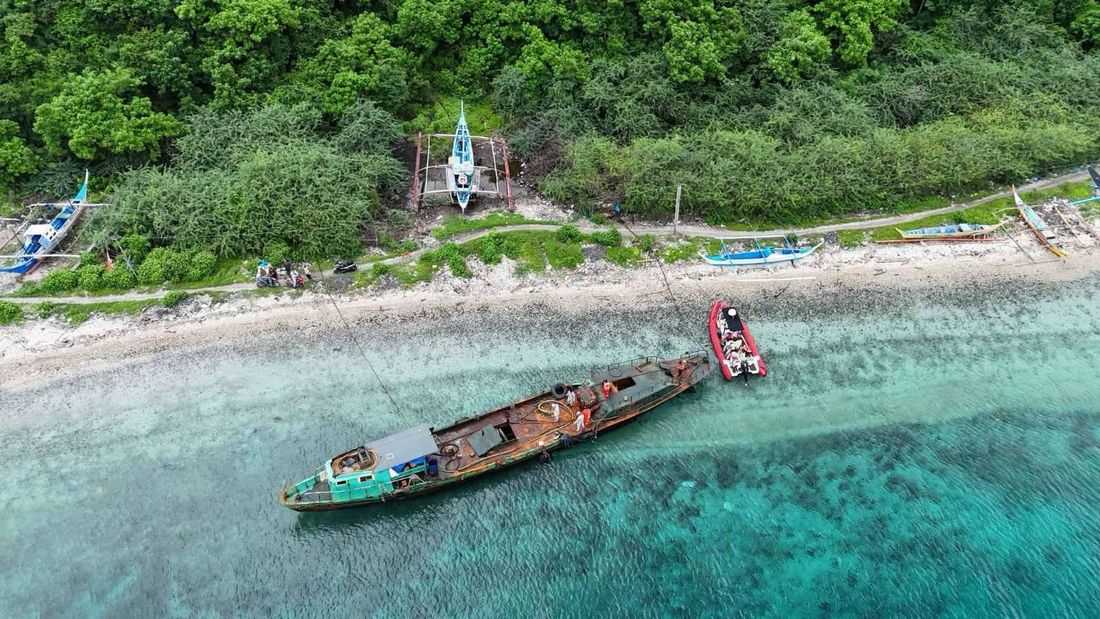 PCG apprehends 8 over suspected oil pilferage off Tingloy, Batangas