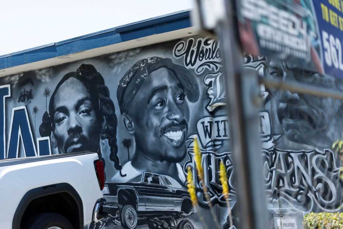 Los Angeles gang leader masterminded Tupac's drive-by killing, prosecutor tells jury