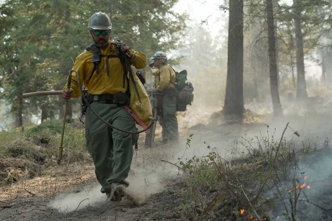 Firefighters gain ground against flames around Spokane, Washington