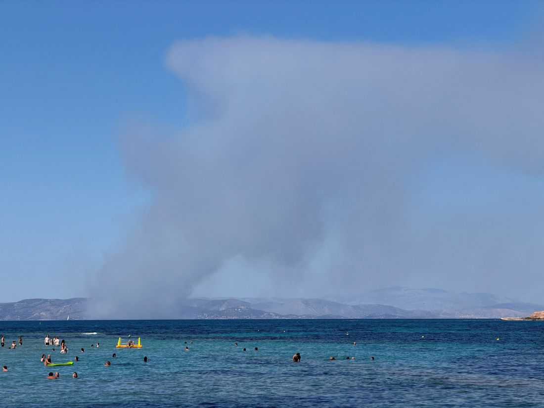 Elderly couple die as wildfires sweep Greek island of Salamina