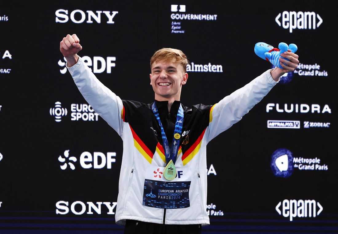 Swimming-Germany's Liebmann smashes 1500m world record