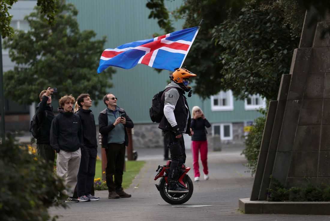 Icelanders edge closer to 'no' on EU-accession talks, vote count ongoing