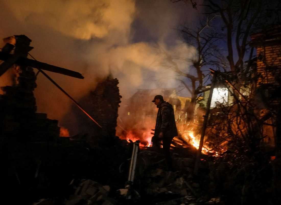 Russia attacks Ukrainian energy grid, forcing power cuts as winter looms