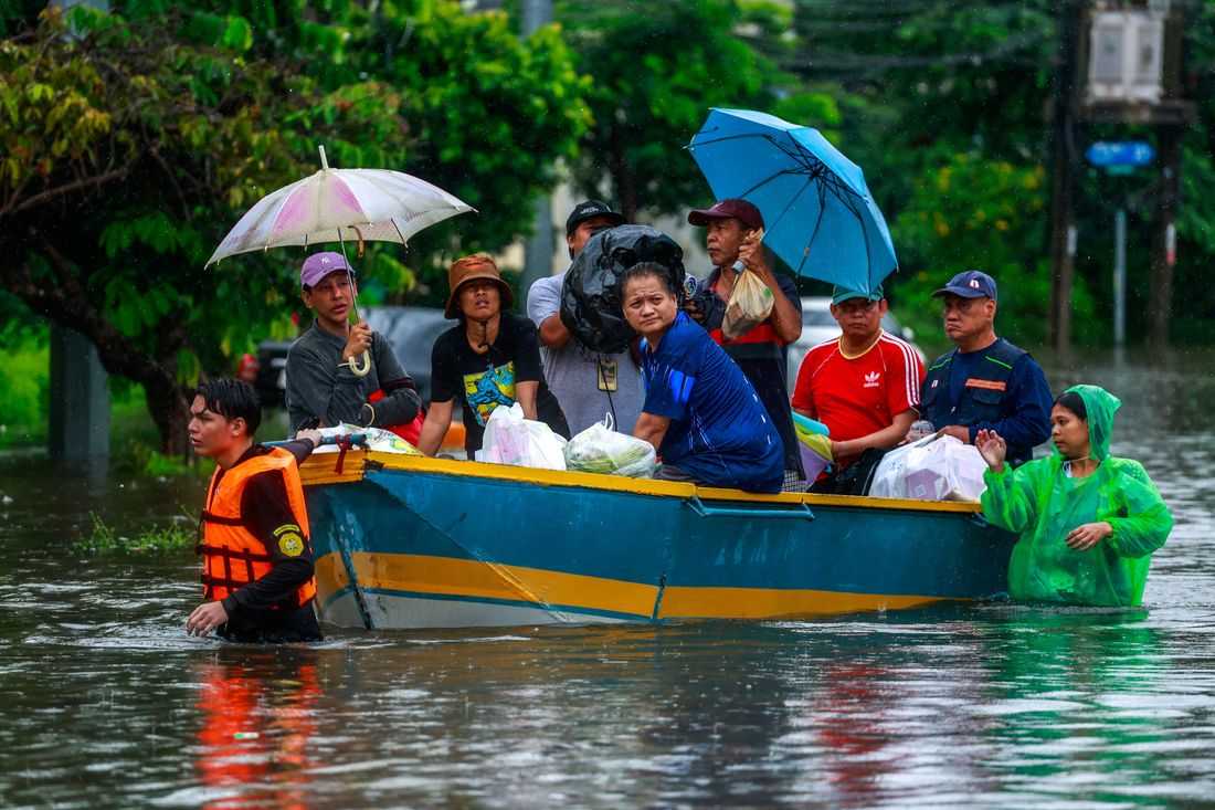 Bangkok floodwaters recede as officials race to drain canals