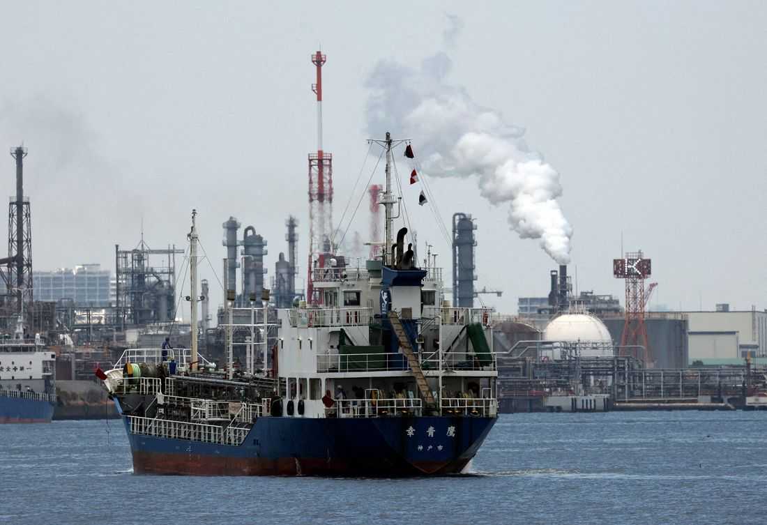 Oil prices rise for second session on continued Middle East supply concern