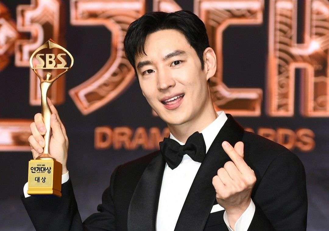 Lee Je Hoon wins second Daesang for ‘Taxi Driver’