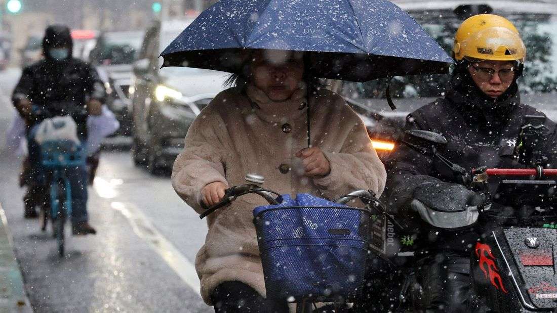 Wave of low temperature brings rare snowfall to Shanghai