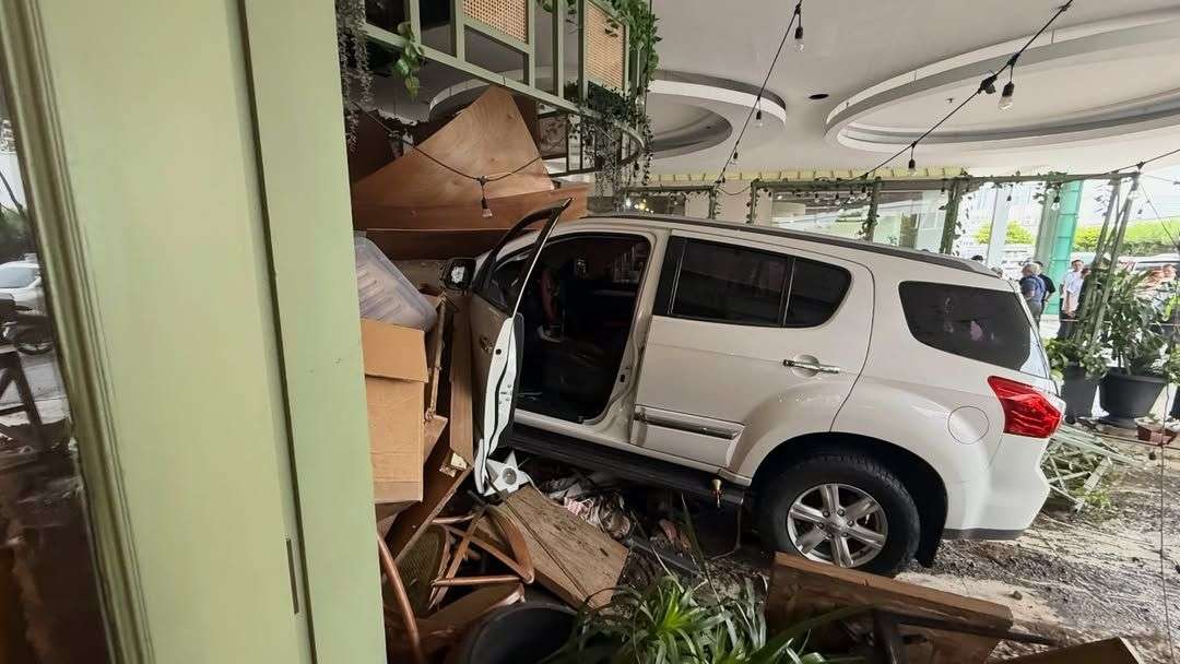 SUV rams into Matteo Guidicelli’s resto