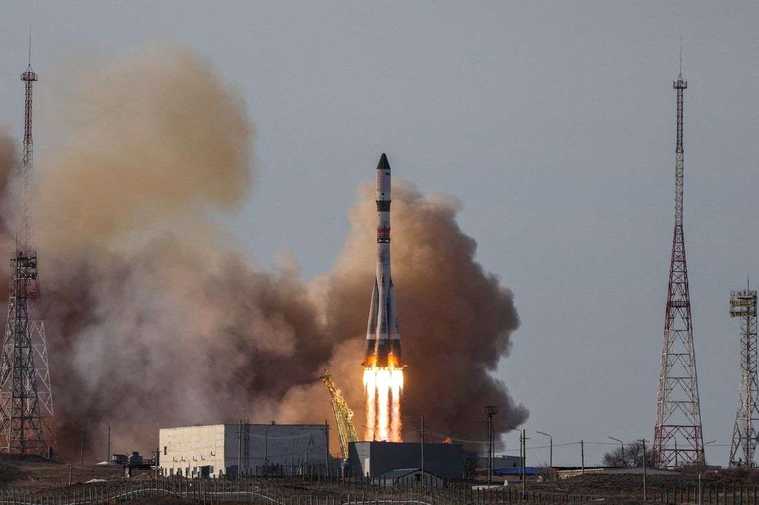 Russian space craft antenna problem forces manual docking with ISS