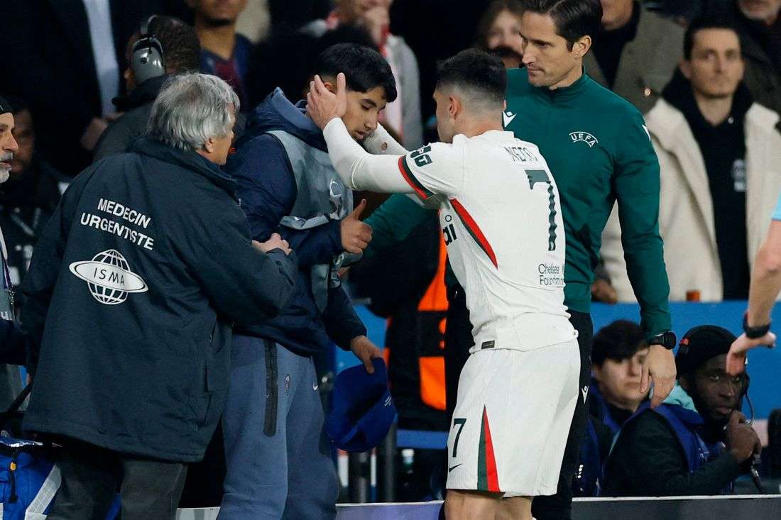 Soccer-Neto apologises for pushing ball boy during Chelsea's 5-2 loss