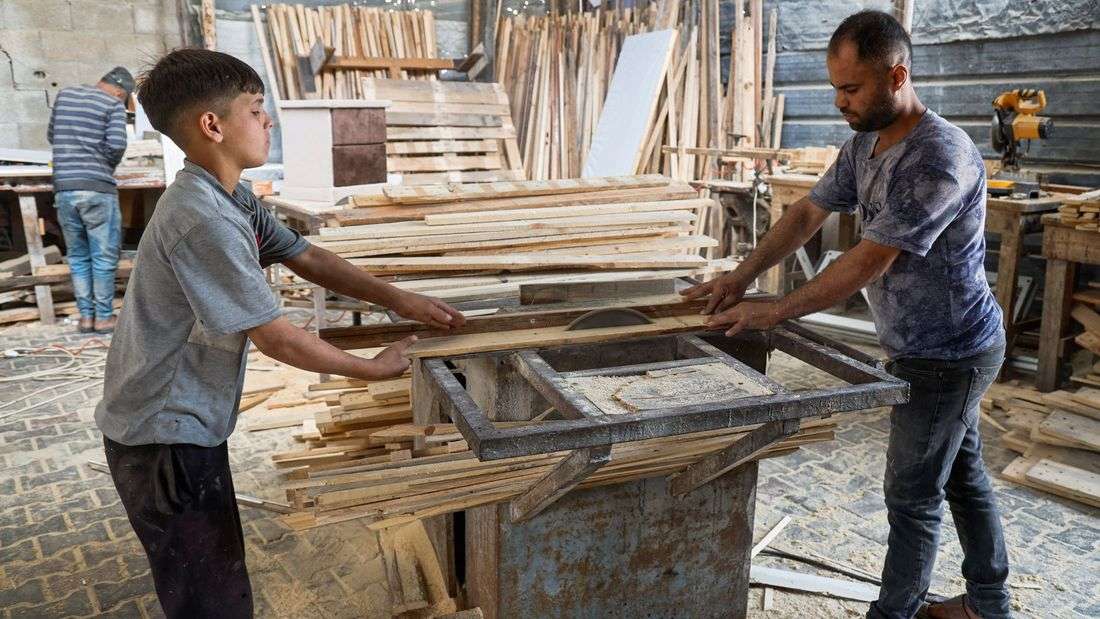 With wood scarce, Gaza carpenters make simple beds from pallets