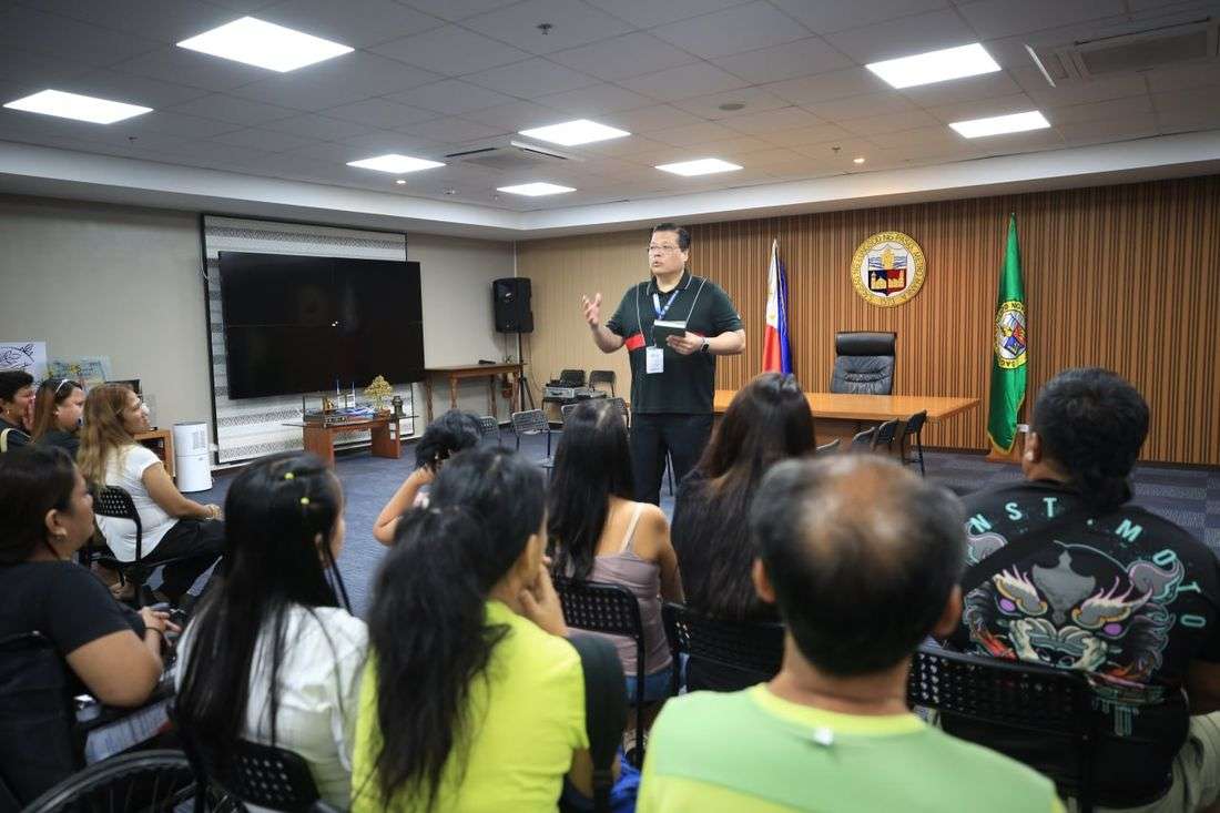 Pasig LGU hands out financial assistance to fire victims