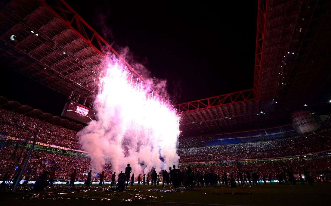 Soccer-Fireworks in Milan as Inter reclaim Serie A throne