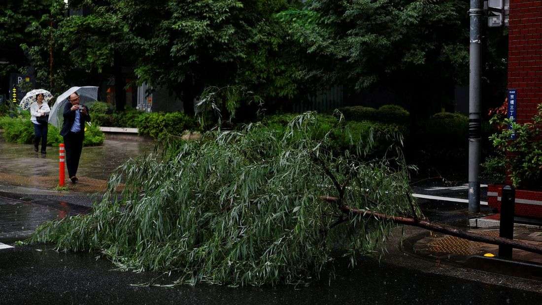 Tropical storm Jangmi batters Japan, cuts power to 60,000 homes
