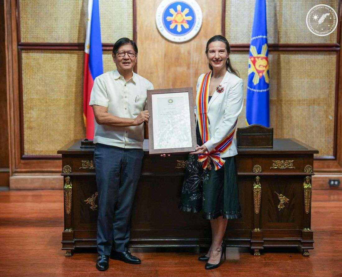 Marcos confers Order of Sikatuna on outgoing French envoy during farewell call