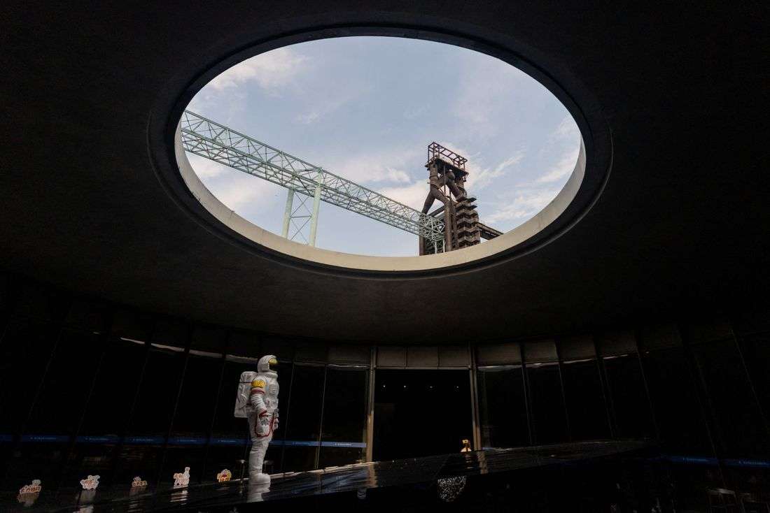 In China, rocket launches fuel tourism and space-age dreams