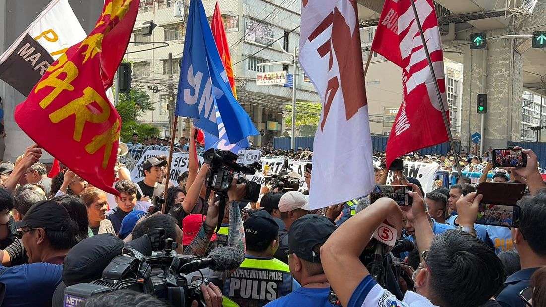 Commotion breaks out between rallyists, cops at Loyola St. in Manila amid Sept. 21 protests