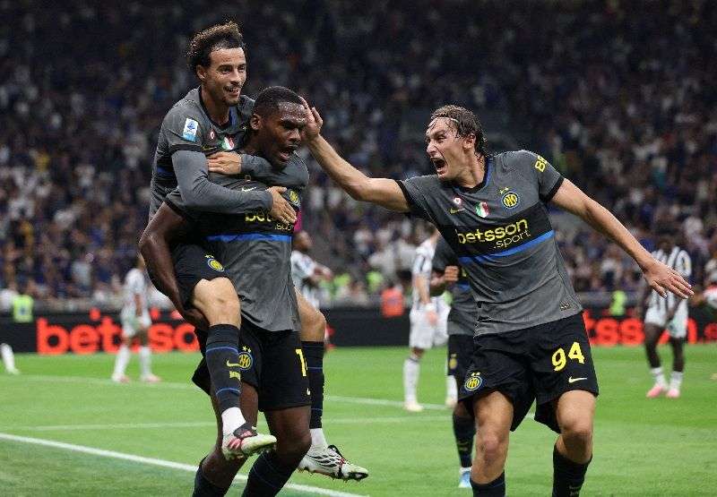 Soccer-Inter rally past Udinese to stay level with Roma at Serie A summit