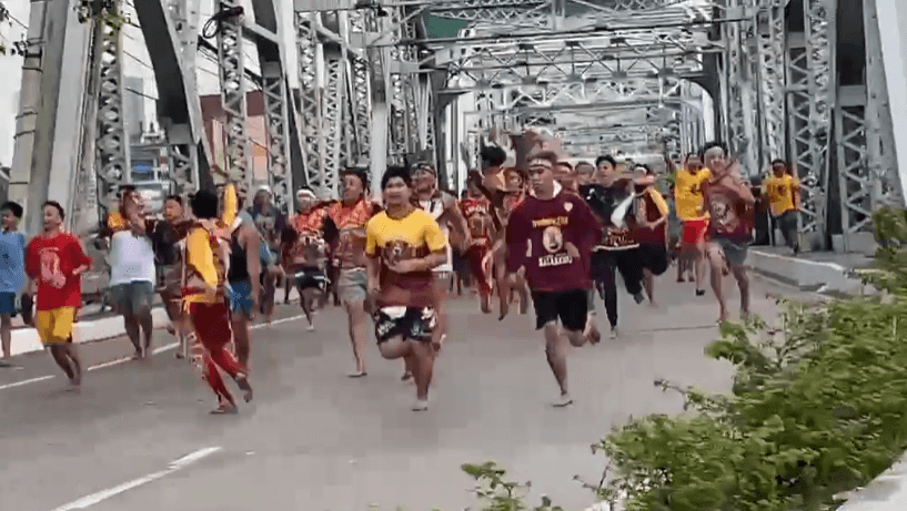Nazareno devotees break police barricade amid Traslacion