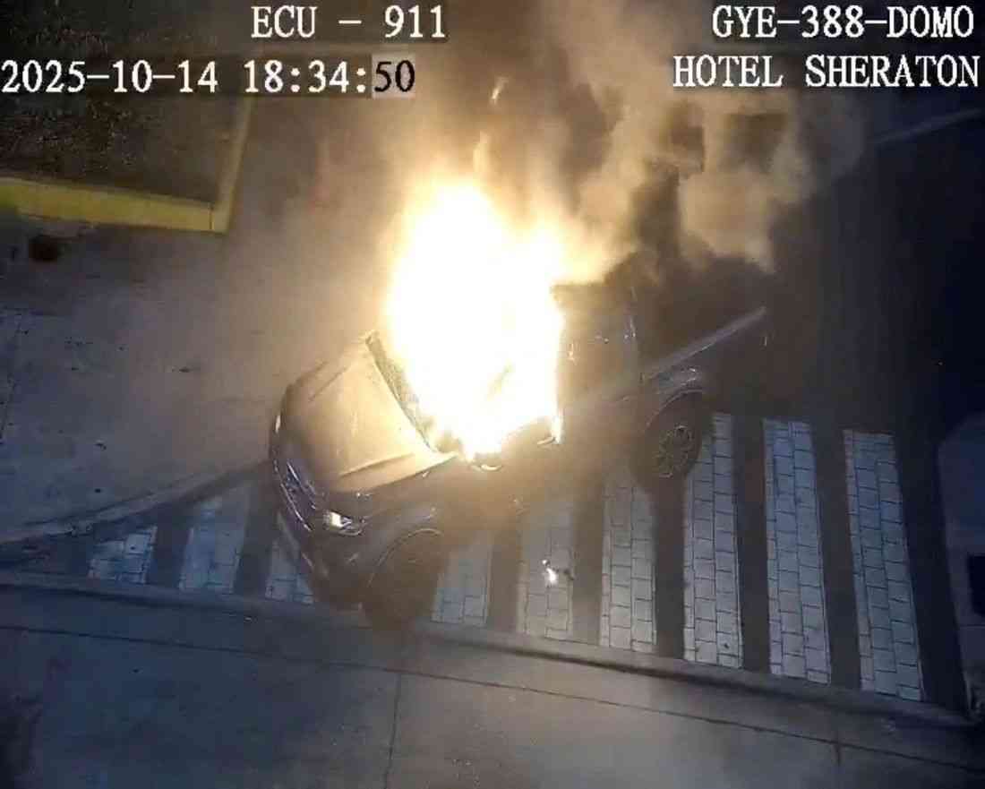 Vehicle explodes outside Guayaquil mall in Ecuador