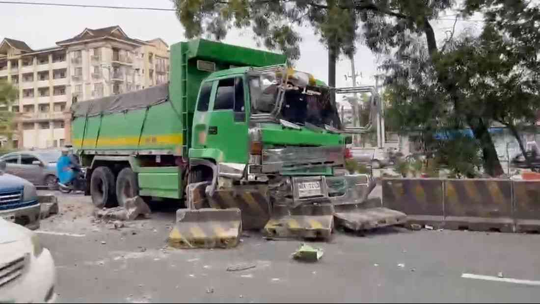 Dump truck crashes into concrete barriers along Marcos Highway in Pasig City