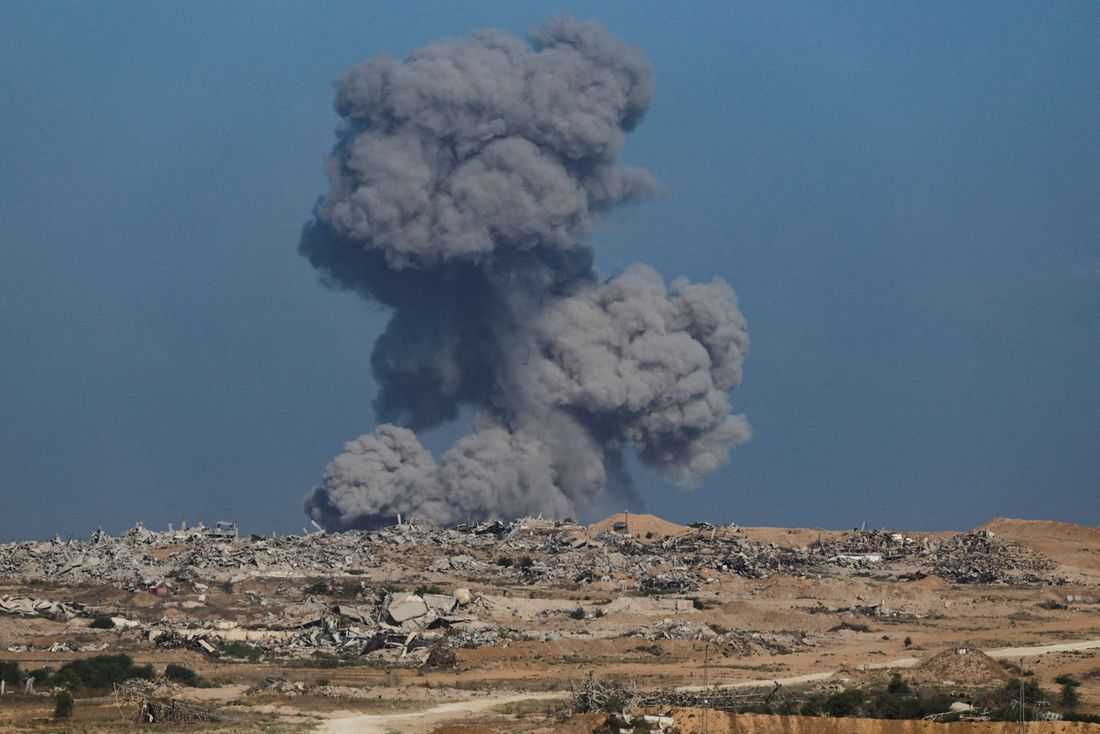 Israel ramps up Gaza City offensive as Hamas weighs Trump plan