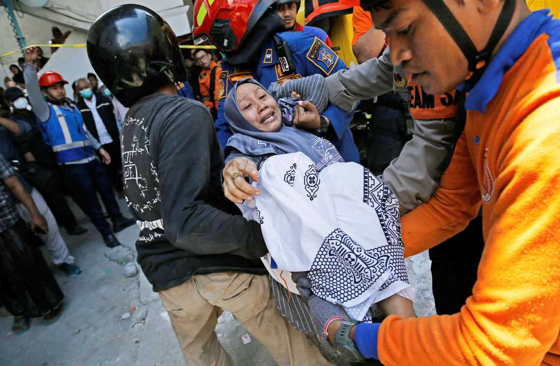Indonesia earthquake slows efforts to rescue those trapped by school collapse