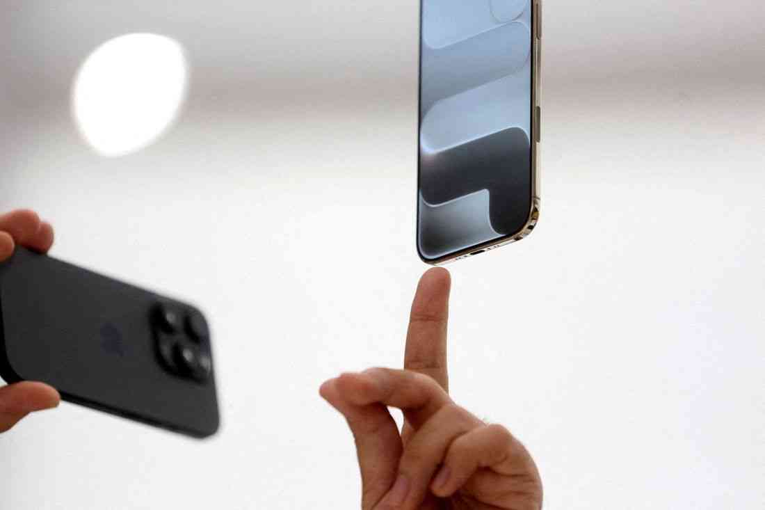 Apple CEO forecasts holiday quarter iPhone sales that top Wall Street estimates