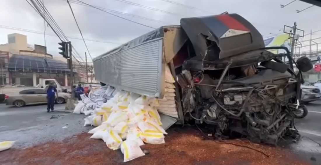 1 dead after wing van truck crashes into traffic light post in Quezon City