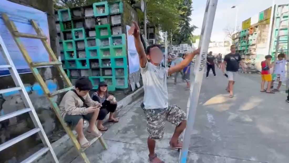 LOOK: Ladder rental for apartment-type tombs at Bagbag Cemetery