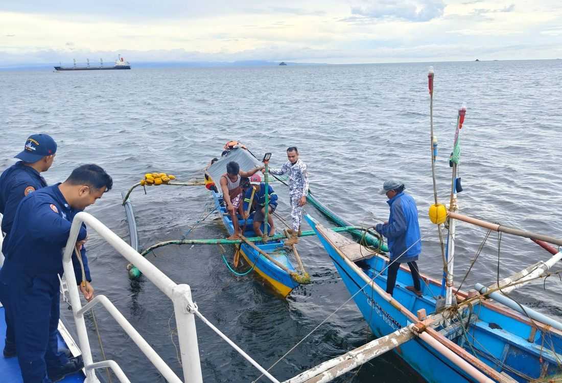 PCG rescues four fishermen off Mariveles, Bataan