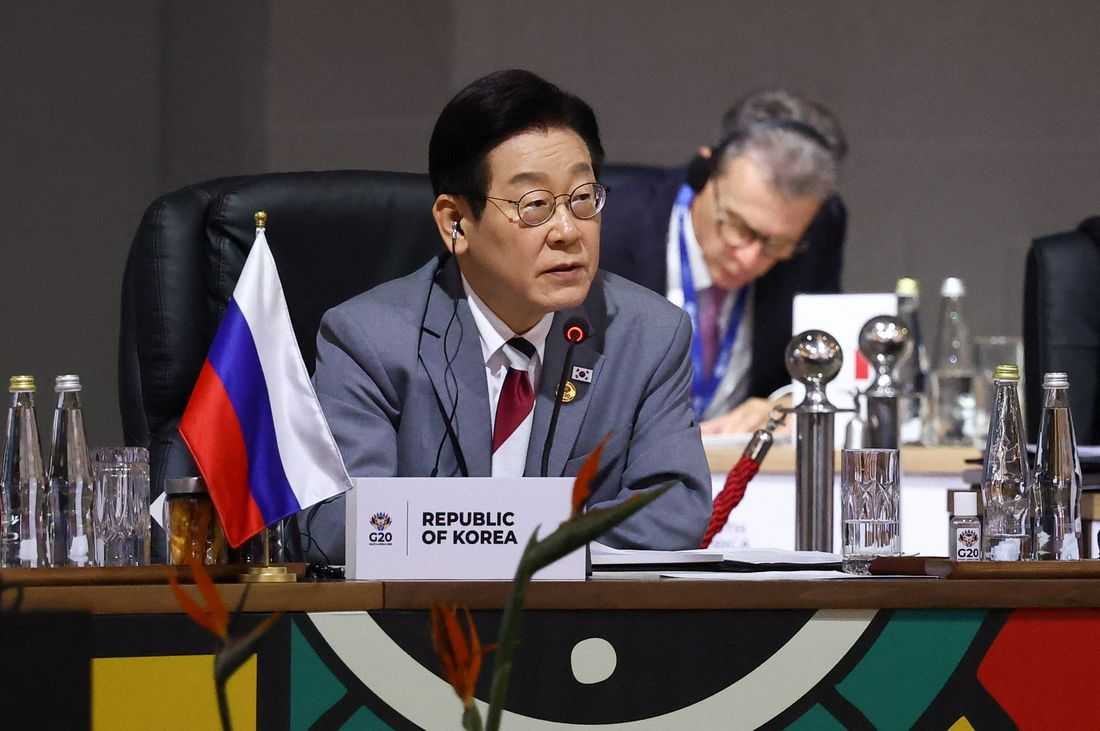 South Korea's President Lee meets Chinese Premier, Japan PM at G20 summit