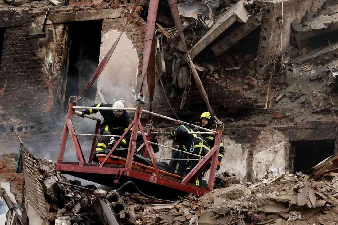 Ukraine faces 'difficult choice' as Trump demands acceptance of peace plan