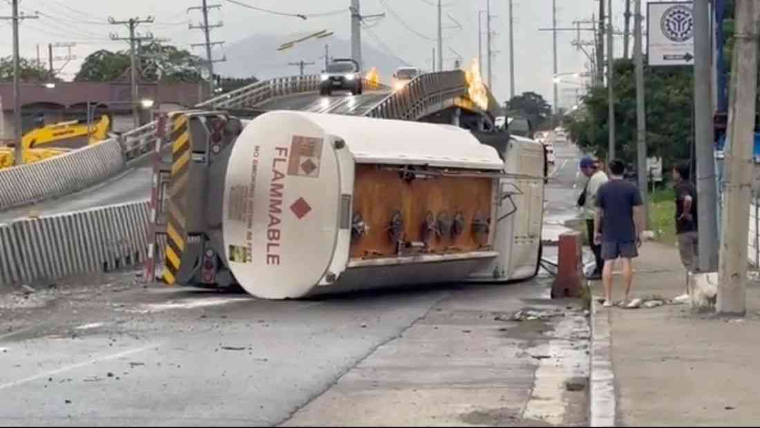 Oil tanker tips over in San Fernando, Pampanga
