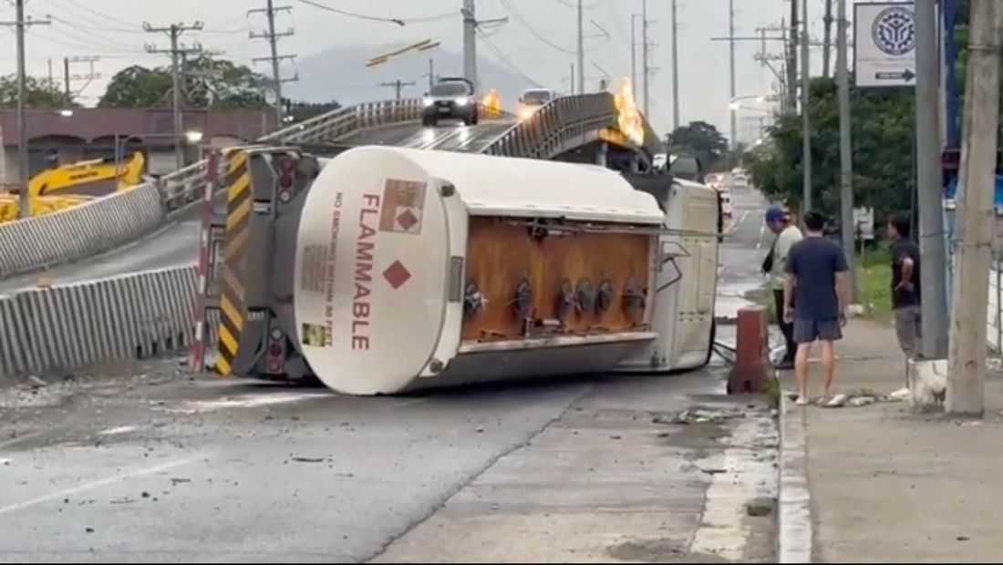 Oil tanker tips over in San Fernando, Pampanga